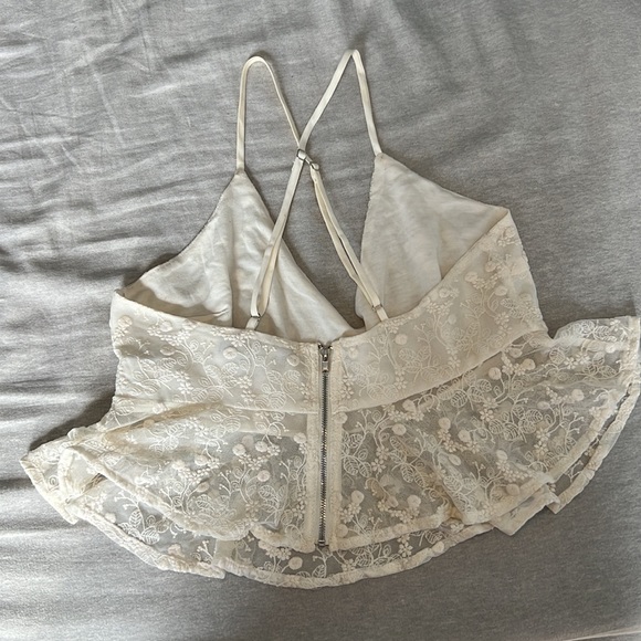 Criss cross backless ruffle hem halter top - Picture 3 of 4